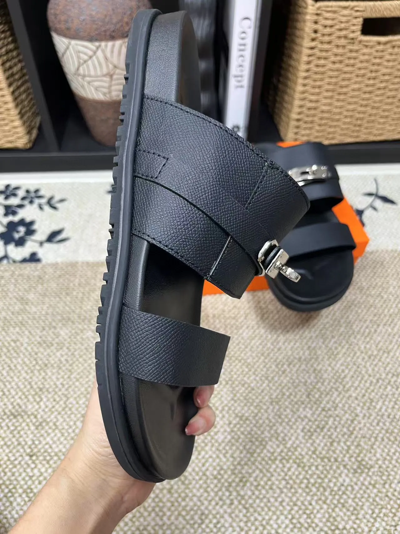 P300 Hermes men's Kazimir slippers - top-quality woven calfskin functional sandals with interwoven uppers inspired by the "H" iconic pattern to create a casual look, perfect for summer. Imported cowhide + cowhide lining + TUP outsole Size: 36-46 couple model
